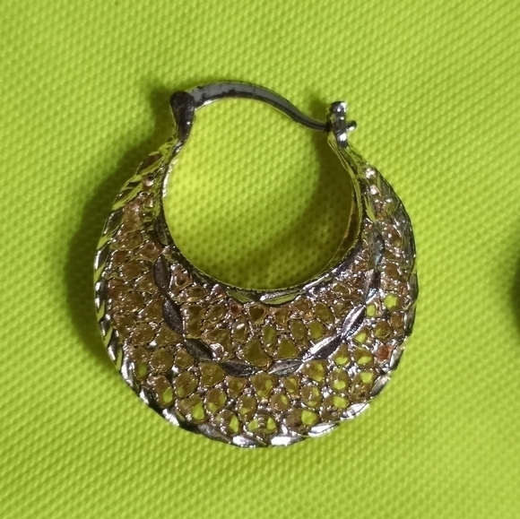 Goldtone basket Hoop filigree wire earrings - Picture 4 of 7